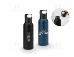 Garrafa em aço inox 91% reciclado com parede dupla isolada a vácuo e parede interna revestida a cobre, características que permitem conservar a temperatura das suas bebidas por um longo período. A tampa em PP é à prova de vazamentos e incorpora um botão que facilita a sua abertura. O acabamento da garrafa em mate confere-lhe um visual mais contemporâneo.