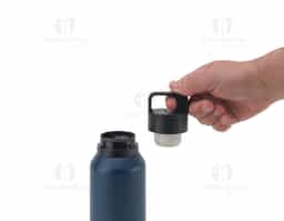 Garrafa em aço inox 91% reciclado com parede dupla isolada a vácuo e parede interna revestida a cobre, características que permitem conservar a temperatura das suas bebidas por um longo período. A tampa em PP é à prova de vazamentos e incorpora um botão que facilita a sua abertura. O acabamento da garrafa em mate confere-lhe um visual mais contemporâneo.