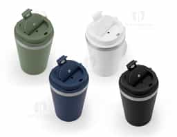 Copo de viagem com capacidade de até 460 mL, confeccionado em polipropileno (PP) e aço inox 90% reciclado. Apresenta parede dupla com acabamento fosco, ideal para manter a temperatura da bebida por mais tempo. A tampa em PP é à prova de vazamentos e possui uma alça em PU e PET que facilita o transporte com segurança e praticidade.