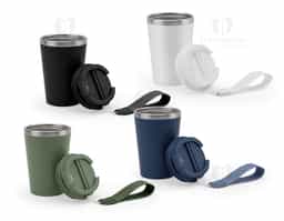 Copo de viagem com capacidade de até 460 mL, confeccionado em polipropileno (PP) e aço inox 90% reciclado. Apresenta parede dupla com acabamento fosco, ideal para manter a temperatura da bebida por mais tempo. A tampa em PP é à prova de vazamentos e possui uma alça em PU e PET que facilita o transporte com segurança e praticidade.