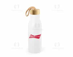 Squeeze em aço inox 90% reciclado, com parede simples e acabamento fosco. A tampa em bambu possui alça integrada para facilitar o transporte. Capacidade de até 570 ml, ideal para manter a hidratação com sustentabilidade e praticidade.