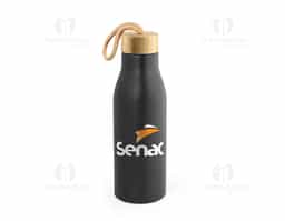 Squeeze em aço inox 90% reciclado, com parede simples e acabamento fosco. A tampa em bambu possui alça integrada para facilitar o transporte. Capacidade de até 570 ml, ideal para manter a hidratação com sustentabilidade e praticidade.