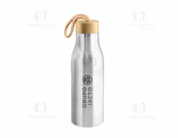 Squeeze em aço inox 90% reciclado, com parede simples e acabamento fosco. A tampa em bambu possui alça integrada para facilitar o transporte. Capacidade de até 570 ml, ideal para manter a hidratação com sustentabilidade e praticidade.
