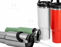 Copo térmico em inox com 1,25L, ideal para manter bebidas na temperatura ideal por mais tempo graças à parede dupla e vedação a vácuo. Tampa rosqueável, canudo removível e alça de transporte em inox com revestimento plástico completam este brinde corporativo robusto e funcional.