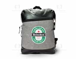Mochila em poliéster PVC mescla com detalhes em couro sintético e capacidade de 11L. Possui divisória interna em tecido telado para notebooks até 14”, bolso frontal com zíper, alças de costas e de mão, além de engate posterior para malas. Brinde elegante e funcional para uso diário ou corporativo.