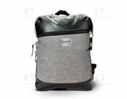 Mochila em poliéster PVC mescla com detalhes em couro sintético e capacidade de 11L. Possui divisória interna em tecido telado para notebooks até 14”, bolso frontal com zíper, alças de costas e de mão, além de engate posterior para malas. Brinde elegante e funcional para uso diário ou corporativo.