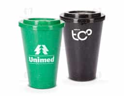 Copo em fibra de madeira com capacidade de 450ml, sustentável e leve. Acompanha tampa com bocal para maior praticidade no uso e transporte. Ideal como brinde ecológico, une design natural e funcionalidade.