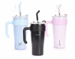 Caneca térmica em inox com capacidade máxima de 800ml. Possui estrutura em parede dupla, alça ergonômica em plástico, tampa rosqueável com vedação a vácuo, protetor para bocal e acesso para canudo com tampa em silicone. Acompanha canudo de inox com ponta de silicone removível.