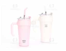 Caneca térmica em inox com capacidade máxima de 800ml. Possui estrutura em parede dupla, alça ergonômica em plástico, tampa rosqueável com vedação a vácuo, protetor para bocal e acesso para canudo com tampa em silicone. Acompanha canudo de inox com ponta de silicone removível.