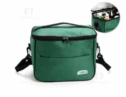 Bolsa térmica confeccionada em tecido Oxford resistente à água, com capacidade de até 13 litros, ideal para o transporte prático de alimentos e bebidas. Possui fechamento em zíper e revestimento térmico interno em folha de alumínio, que contribui para a conservação da temperatura por mais tempo. Conta com bolso frontal externo com plaquinha em PVC destinada à personalização. Dispõe ainda de duas alças: uma fixa na tampa para manuseio rápido e outra transversal removível, que oferece mais conforto e versatilidade no transporte.