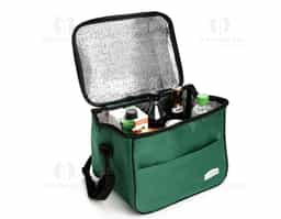 Bolsa térmica confeccionada em tecido Oxford resistente à água, com capacidade de até 13 litros, ideal para o transporte prático de alimentos e bebidas. Possui fechamento em zíper e revestimento térmico interno em folha de alumínio, que contribui para a conservação da temperatura por mais tempo. Conta com bolso frontal externo com plaquinha em PVC destinada à personalização. Dispõe ainda de duas alças: uma fixa na tampa para manuseio rápido e outra transversal removível, que oferece mais conforto e versatilidade no transporte.