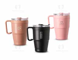 Caneca térmica em inox com pintura eletrostática e capacidade de até 600ml. Apresenta estrutura de parede dupla, base antiderrapante e tampa plástica com vedação a vácuo, protetor emborrachado para o bocal com acesso para canudo. Acompanha canudo de inox com ponta removível em plástico.