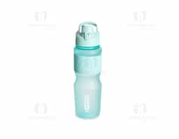 Squeeze plástico com acabamento fosco e capacidade de até 750ml. Possui luva emborrachada, tampa rosqueável com bocal e alça fixa para transporte. O bocal conta ainda com uma tampa de proteção com trava de segurança.