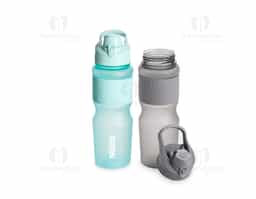 Squeeze plástico com acabamento fosco e capacidade de até 750ml. Possui luva emborrachada, tampa rosqueável com bocal e alça fixa para transporte. O bocal conta ainda com uma tampa de proteção com trava de segurança.