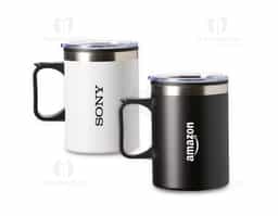 Caneca plástica com capacidade de até 375ml e revestimento externo em inox que reduz o contato direto com a temperatura dos líquidos. Conta com tampa plástica com bocal e trava de segurança, além de base emborrachada antiderrapante.