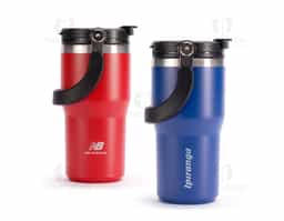 Copo térmico em inox com pintura eletrostática e capacidade máxima de 600ml. Conta com estrutura de parede dupla e vedação a vácuo que permite a conservação da temperatura de líquidos por mais tempo. Possui tampa plástica rosqueável com protetor para o bocal, bico flip, canudo interno removível e alça fixa para transporte.