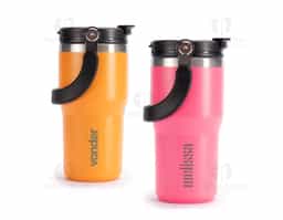 Copo térmico em inox com pintura eletrostática e capacidade máxima de 600ml. Conta com estrutura de parede dupla e vedação a vácuo que permite a conservação da temperatura de líquidos por mais tempo. Possui tampa plástica rosqueável com protetor para o bocal, bico flip, canudo interno removível e alça fixa para transporte.