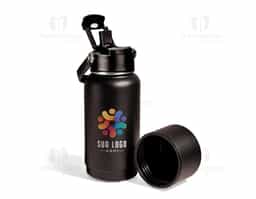 Garrafa térmica em inox com pintura eletrostática e capacidade de até 700ml. Apresenta estrutura interna de parede dupla e vedação a vácuo, o que ajuda a conservar a temperatura de líquidos por mais tempo. Conta ainda com fundo removível. Possui tampa plástica rosqueável com protetor para o bocal, bico flip, canudo interno removível e alça fixa para transporte.