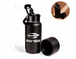Garrafa térmica em inox com pintura eletrostática e capacidade de até 700ml. Apresenta estrutura interna de parede dupla e vedação a vácuo, o que ajuda a conservar a temperatura de líquidos por mais tempo. Conta ainda com fundo removível. Possui tampa plástica rosqueável com protetor para o bocal, bico flip, canudo interno removível e alça fixa para transporte.