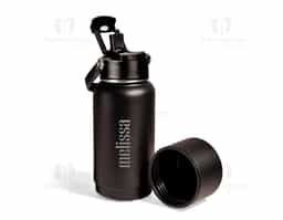 Garrafa térmica em inox com pintura eletrostática e capacidade de até 700ml. Apresenta estrutura interna de parede dupla e vedação a vácuo, o que ajuda a conservar a temperatura de líquidos por mais tempo. Conta ainda com fundo removível. Possui tampa plástica rosqueável com protetor para o bocal, bico flip, canudo interno removível e alça fixa para transporte.
