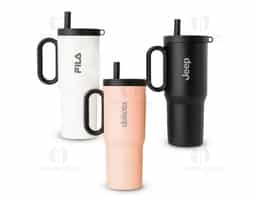 Caneca térmica em inox 304 com pintura eletrostática, alça lateral em plástico e capacidade de até 750ml. Conta com estrutura de parede dupla e vedação a vácuo para manter a temperatura de líquidos por mais tempo. Possui tampa plástica rosqueável com acesso para canudo, infusor removível e alça para fixação de chaveiro ou gancho. Acompanha canudo plástico para encaixe.