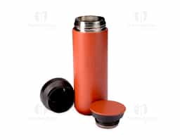 Garrafa térmica com capacidade de até 470ml feita em inox de parede dupla. Possui tampa rosqueável com vedação a vácuo e abertura dupla, proporcionando a conservação da temperatura de líquidos por mais tempo.