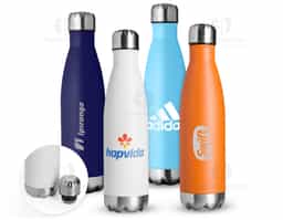 Garrafa térmica em inox com tampa rosqueável, pintura em spray e capacidade para até 500ml. Possui estrutura de parede dupla e vedação a vácuo, o que permite conservar a temperatura de líquidos por mais tempo.

Observação: As garrafas nos tons de azul apresentam acabamento acetinado, enquanto as demais cores possuem um acabamento mais opaco.