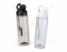 Squeeze plástico livre de BPA, com capacidade máxima de 750ml e marcação de volume de 700ml impressa no corpo. Dispõe de bocal plástico com protetor rosqueável para o bocal e alça fixa. Acompanha cordão de nylon para prender à alça da tampa.