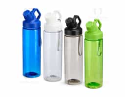 Squeeze plástico livre de BPA, com capacidade máxima de 750ml e marcação de volume de 700ml impressa no corpo. Dispõe de bocal plástico com protetor rosqueável para o bocal e alça fixa. Acompanha cordão de nylon para prender à alça da tampa.