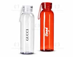 Garrafa feita em plástico livre de BPA com capacidade máxima de 640ml e marcação de volume impressa de até 600ml. Conta com tampa plástica rosqueável com alça de silicone fixa