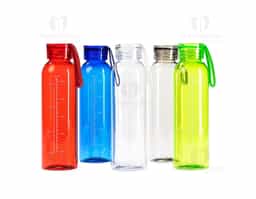 Garrafa feita em plástico livre de BPA com capacidade máxima de 640ml e marcação de volume impressa de até 600ml. Conta com tampa plástica rosqueável com alça de silicone fixa