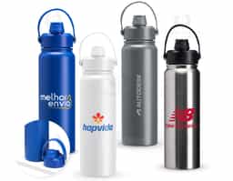 Garrafa térmica em inox com pintura eletrostática e capacidade máxima de 800ml. Possui estrutura interna de parede dupla em inox 304 e vedação a vácuo que permite a manutenção de temperatura de líquidos por mais tempo. Possui tampa rosqueável feita em plástico com proteção para o bocal, bico flip, canudo interno removível e alça fixa maleável para transporte.