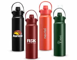 Garrafa térmica em inox com pintura eletrostática e capacidade máxima de 800ml. Possui estrutura interna de parede dupla em inox 304 e vedação a vácuo que permite a manutenção de temperatura de líquidos por mais tempo. Possui tampa rosqueável feita em plástico com proteção para o bocal, bico flip, canudo interno removível e alça fixa maleável para transporte.