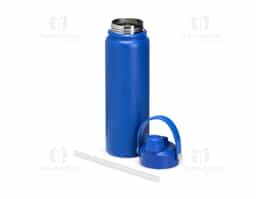 Garrafa térmica em inox com pintura eletrostática e capacidade máxima de 800ml. Possui estrutura interna de parede dupla em inox 304 e vedação a vácuo que permite a manutenção de temperatura de líquidos por mais tempo. Possui tampa rosqueável feita em plástico com proteção para o bocal, bico flip, canudo interno removível e alça fixa maleável para transporte.