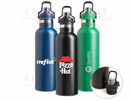Garrafa térmica em inox 304 com capacidade de até 800ml. Possui estrutura de parede dupla e vedação a vácuo, permitindo conservar a temperatura de bebidas por mais tempo. Apresenta uma tampa rosqueável em plástico com protetor para o bocal e trava de segurança integrada à alça.