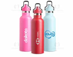 Garrafa térmica em inox 304 com capacidade de até 800ml. Possui estrutura de parede dupla e vedação a vácuo, permitindo conservar a temperatura de bebidas por mais tempo. Apresenta uma tampa rosqueável em plástico com protetor para o bocal e trava de segurança integrada à alça.