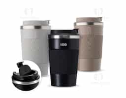 Copo térmico em inox 304 com pintura eletrostática, base antiderrapante e capacidade máxima de 350ml. Possui estrutura de parede dupla e vedação a vácuo, permitindo a conservação da temperatura de líquidos por mais tempo. Conta ainda com tampa rosqueável em plástico com trava protetora no bocal e luva removível em silicone.