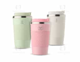 Copo térmico em inox 304 com pintura eletrostática, base antiderrapante e capacidade máxima de 350ml. Possui estrutura de parede dupla e vedação a vácuo, permitindo a conservação da temperatura de líquidos por mais tempo. Conta ainda com tampa rosqueável em plástico com trava protetora no bocal e luva removível em silicone.