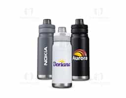 Garrafa térmica em inox com base emborrachada antiderrapante e capacidade máxima de 750ml. Possui estrutura de parede dupla e isolamento a vácuo, permitindo conservar a temperatura de líquidos por mais tempo. Dispõe ainda de tampa plástica com alça móvel e protetor para o bocal acionado por botão. Acompanha um canudo plástico para encaixe no interior da garrafa.