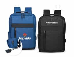 Mochila em nylon Oxford impermeável com detalhes em couro sintético, capacidade para até 14 litros, fechamento em zíper com puxadores em plástico e nylon. Possui compartimento interno com bolsos de tamanhos variados e divisória para notebooks de até 15,6 polegadas. Apresenta dois compartimentos frontais com abertura lateral, além de entrada para cabo USB e bolso lateral aberto. Dispõe também de alça de mão em poliéster reforçado e duas alças para as costas com revestimento em espuma respirável.