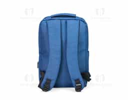 Mochila em nylon Oxford impermeável com detalhes em couro sintético, capacidade para até 14 litros, fechamento em zíper com puxadores em plástico e nylon. Possui compartimento interno com bolsos de tamanhos variados e divisória para notebooks de até 15,6 polegadas. Apresenta dois compartimentos frontais com abertura lateral, além de entrada para cabo USB e bolso lateral aberto. Dispõe também de alça de mão em poliéster reforçado e duas alças para as costas com revestimento em espuma respirável.