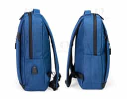 Mochila em nylon Oxford impermeável com detalhes em couro sintético, capacidade para até 14 litros, fechamento em zíper com puxadores em plástico e nylon. Possui compartimento interno com bolsos de tamanhos variados e divisória para notebooks de até 15,6 polegadas. Apresenta dois compartimentos frontais com abertura lateral, além de entrada para cabo USB e bolso lateral aberto. Dispõe também de alça de mão em poliéster reforçado e duas alças para as costas com revestimento em espuma respirável.