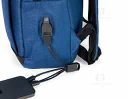 Mochila em nylon Oxford impermeável com detalhes em couro sintético, capacidade para até 14 litros, fechamento em zíper com puxadores em plástico e nylon. Possui compartimento interno com bolsos de tamanhos variados e divisória para notebooks de até 15,6 polegadas. Apresenta dois compartimentos frontais com abertura lateral, além de entrada para cabo USB e bolso lateral aberto. Dispõe também de alça de mão em poliéster reforçado e duas alças para as costas com revestimento em espuma respirável.