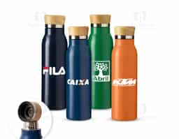 Garrafa térmica feita em inox com pintura em spray, tampa rosqueável em bambu e capacidade máxima de 600ml. Possui estrutura de parede dupla e isolamento a vácuo, permitindo manter a temperatura de líquidos por mais tempo.