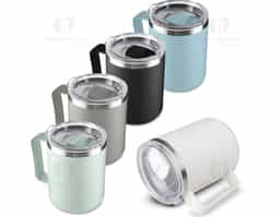 Caneca produzida em plástico PP de 450ml com interior em inox 304 para conservação da temperatura do líquido. Possui alça ergonômica e tampa plástica com vedação de encaixe.