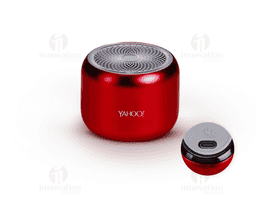 Caixa de som com estrutura em metal e plástico. Possui base emborrachada com botão liga/desliga, conexão Bluetooth 5.0, autonomia de reprodução estimada de até 2 horas e meia e entrada USB-C para carregamento. Acompanha cordão de nylon e cabo USB-C.