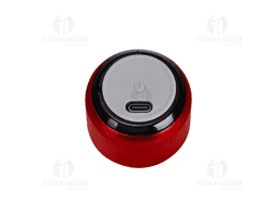 Caixa de som com estrutura em metal e plástico. Possui base emborrachada com botão liga/desliga, conexão Bluetooth 5.0, autonomia de reprodução estimada de até 2 horas e meia e entrada USB-C para carregamento. Acompanha cordão de nylon e cabo USB-C.