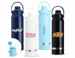 Garrafa térmica em inox 304 com capacidade para até 800ml. Possui estrutura de parede dupla e vedação a vácuo, permitindo a conservação da temperatura de líquidos por mais tempo. Conta ainda com tampa plástica rosqueável com protetor para o bocal, além de alça para transporte.