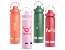 Garrafa térmica em inox 304 com capacidade para até 800ml. Possui estrutura de parede dupla e vedação a vácuo, permitindo a conservação da temperatura de líquidos por mais tempo. Conta ainda com tampa plástica rosqueável com protetor para o bocal, além de alça para transporte.
