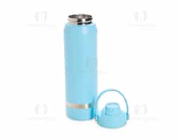 Garrafa térmica em inox 304 com capacidade para até 800ml. Possui estrutura de parede dupla e vedação a vácuo, permitindo a conservação da temperatura de líquidos por mais tempo. Conta ainda com tampa plástica rosqueável com protetor para o bocal, além de alça para transporte.
